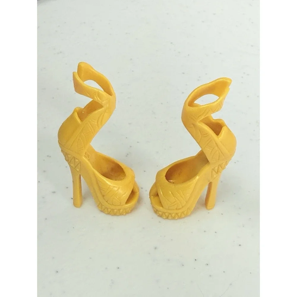 Monster High Doll Cleo de Nile 13 Wishes Gold Shoes